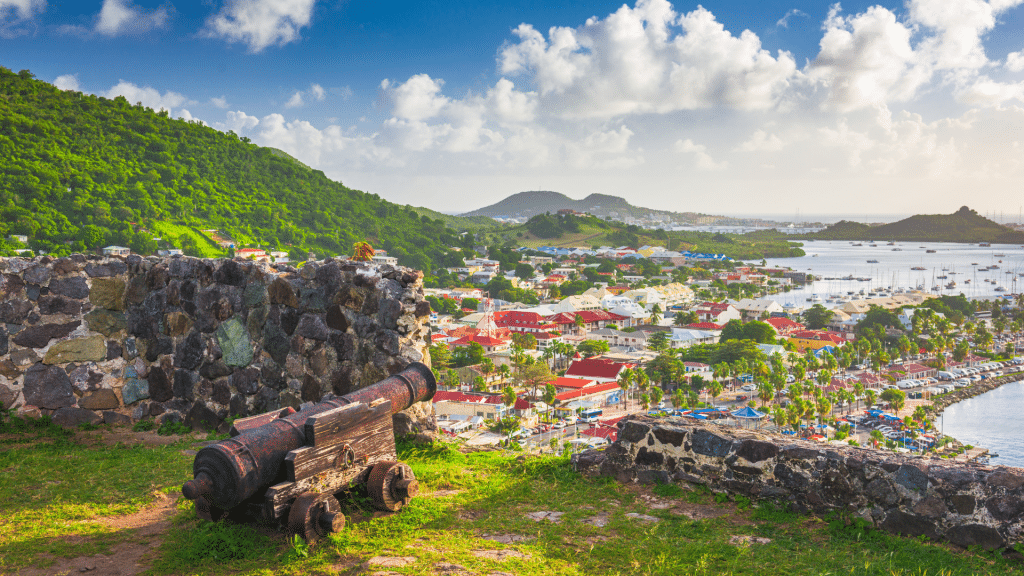 Oud kanon en uitzicht op Marigot, Sint Maarten