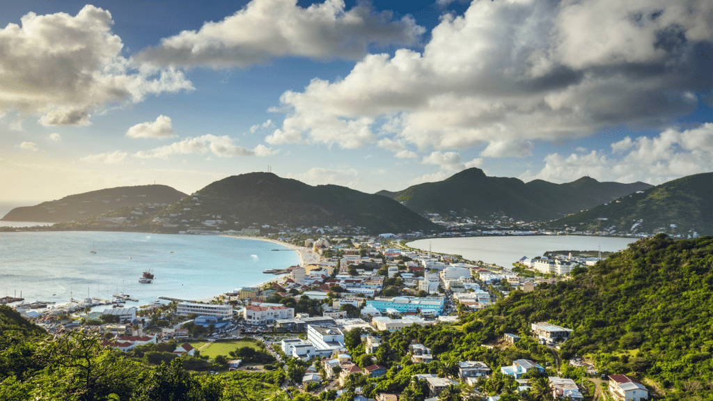 Uitzicht op Philipsburg en kustlijn Sint Maarten