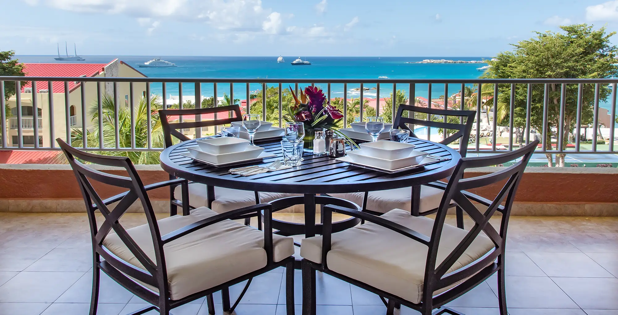 Gedekte eettafel op balkon met zeezicht in Sint Maarten