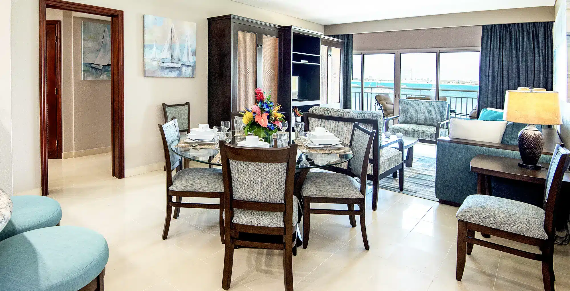 Woonkamer en eethoek in resortaccommodatie in Sint Maarten