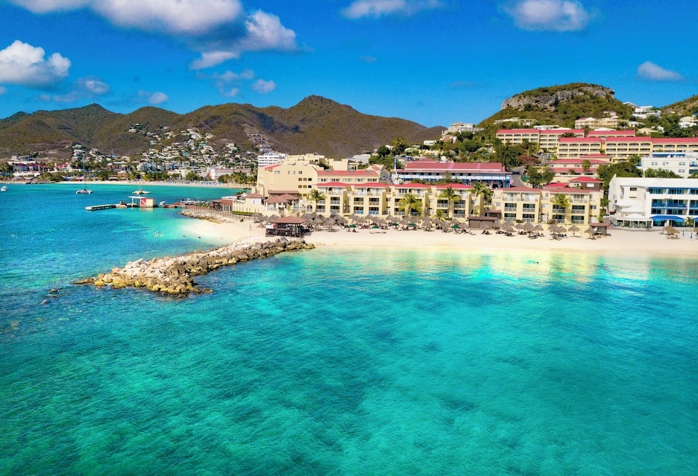 Luchtfoto van resort aan zee in Sint Maarten