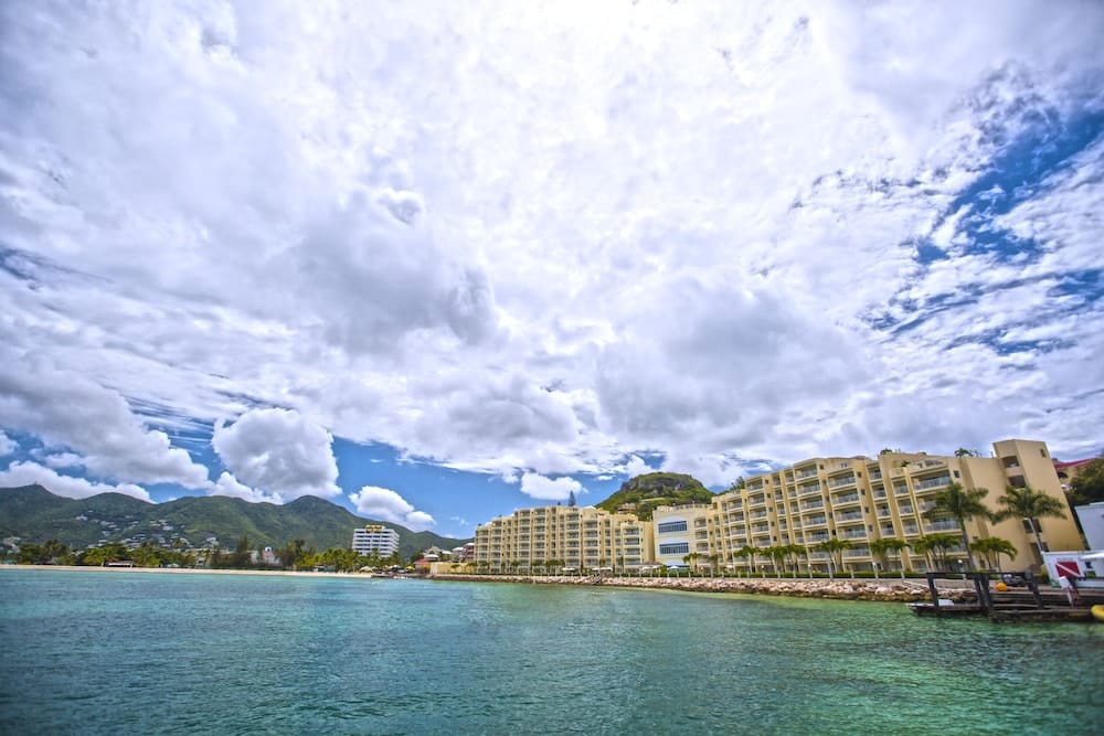 Resort aan zee met heuvels op de achtergrond in Sint Maarten