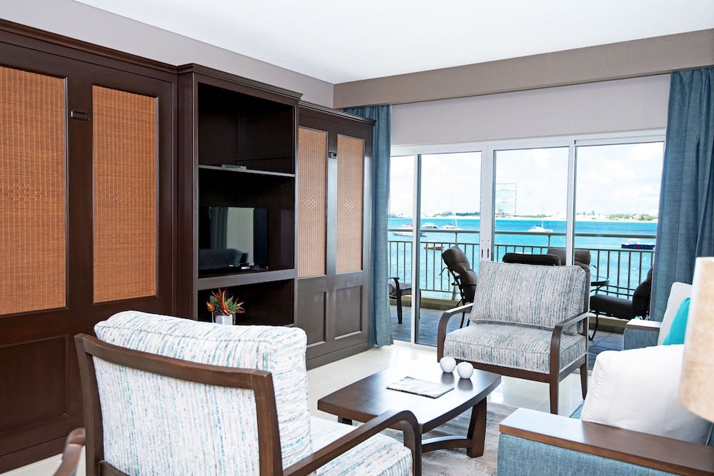 Woonkamer met zitmeubilair en zeezicht in Sint Maarten