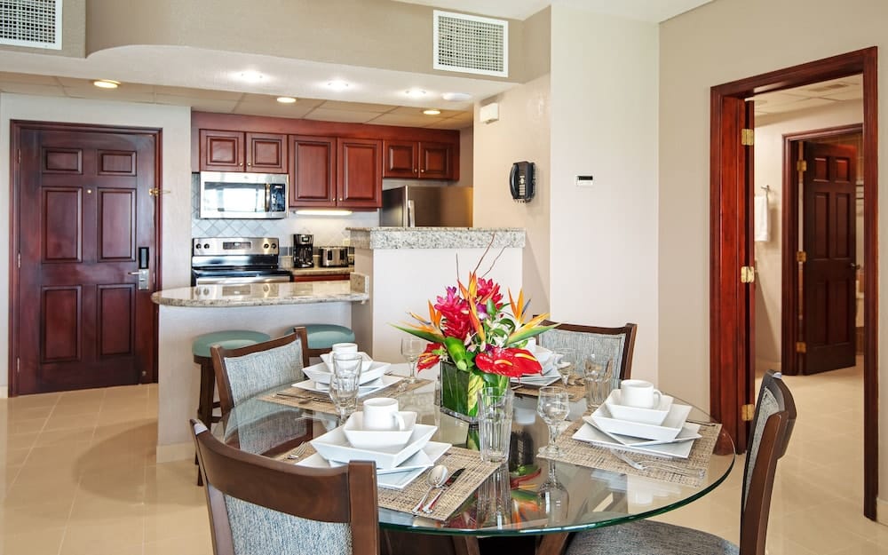 Eettafel en keuken in villa met houten details in Sint Maarten