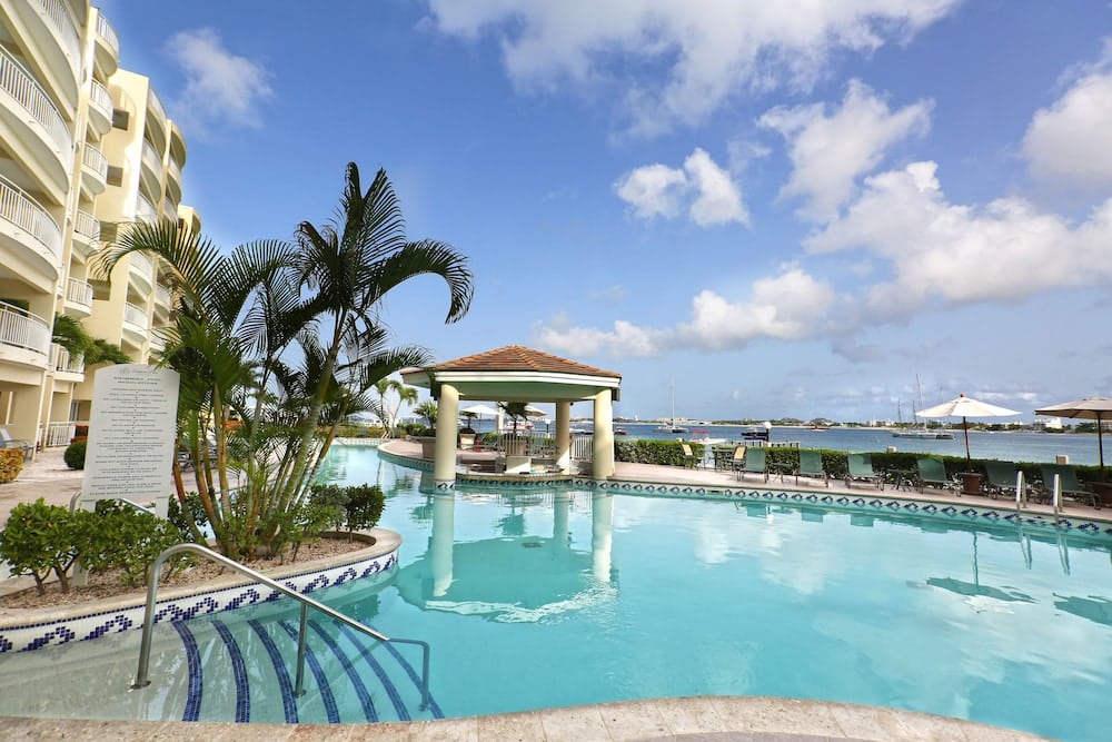 Zwembad met palmbomen en uitzicht op zee in Sint Maarten