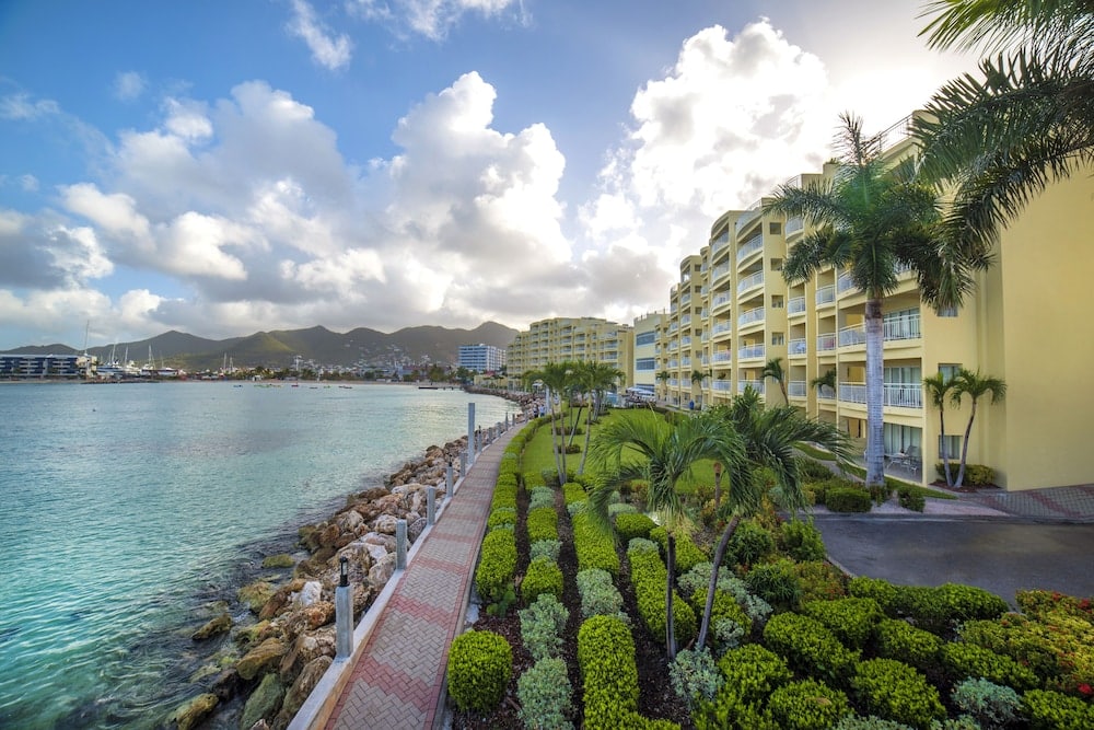 Wandelpad langs de kust en resorttuinen in Sint Maarten
