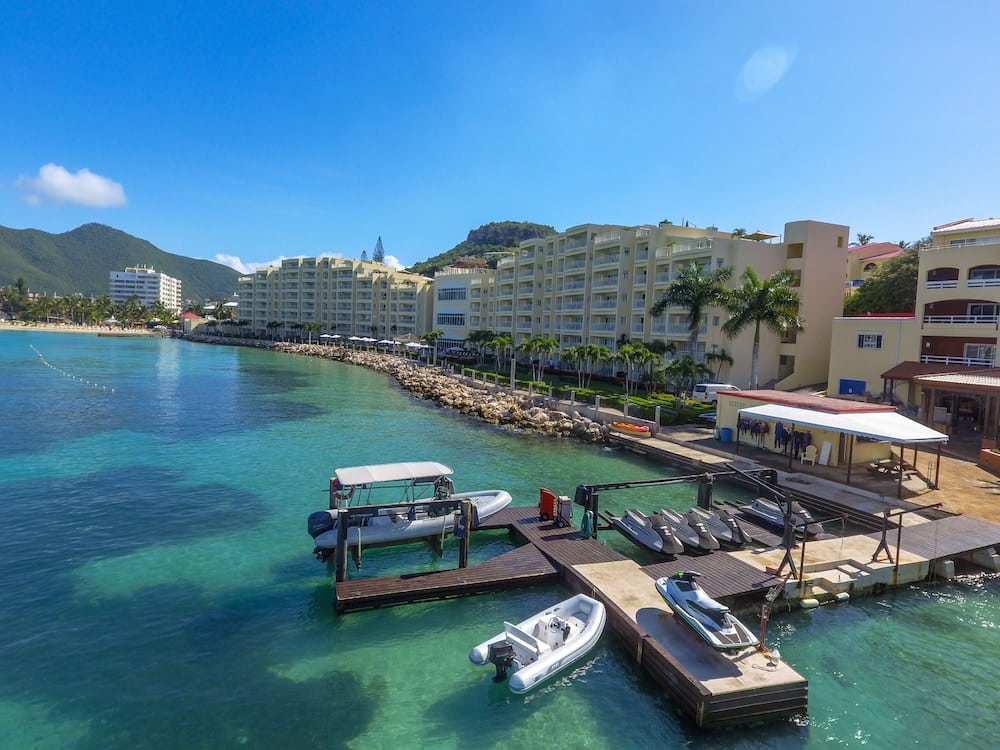 Steiger met boten bij het resort in Sint Maarten