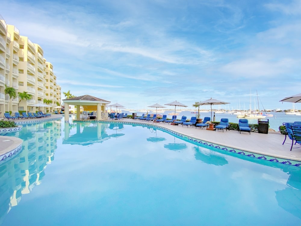 Zwembad met ligstoelen en zeezicht in Sint Maarten