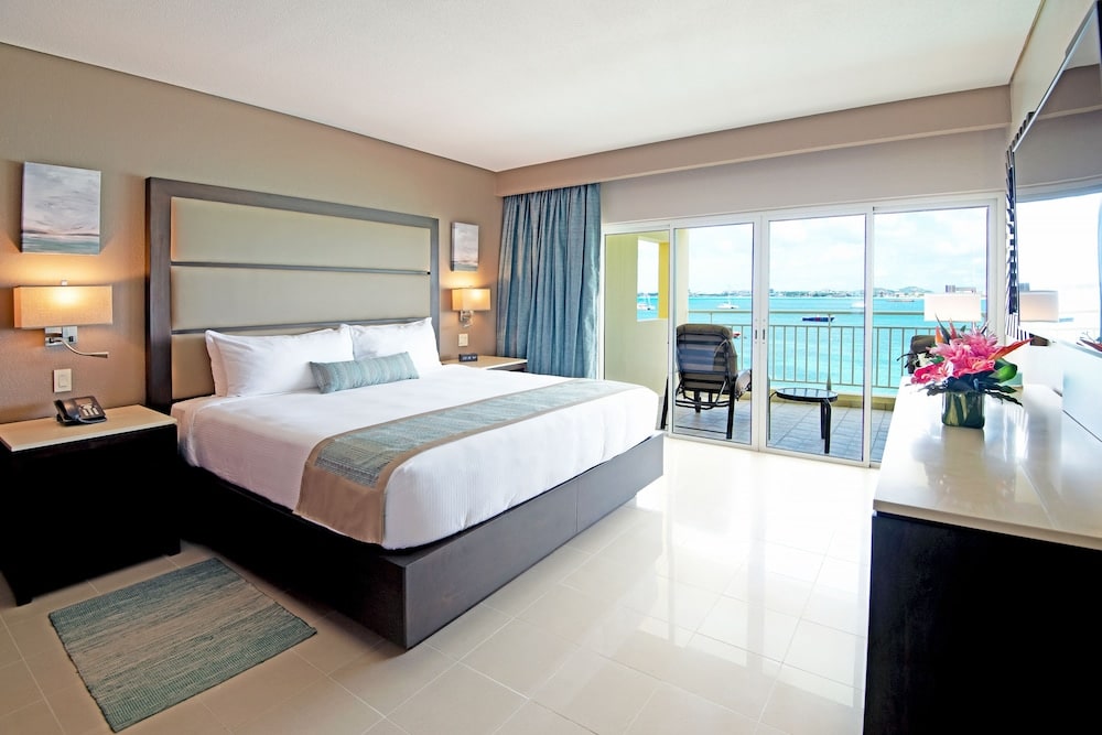 Hotelkamer met kingsize bed en balkon in Sint Maarten