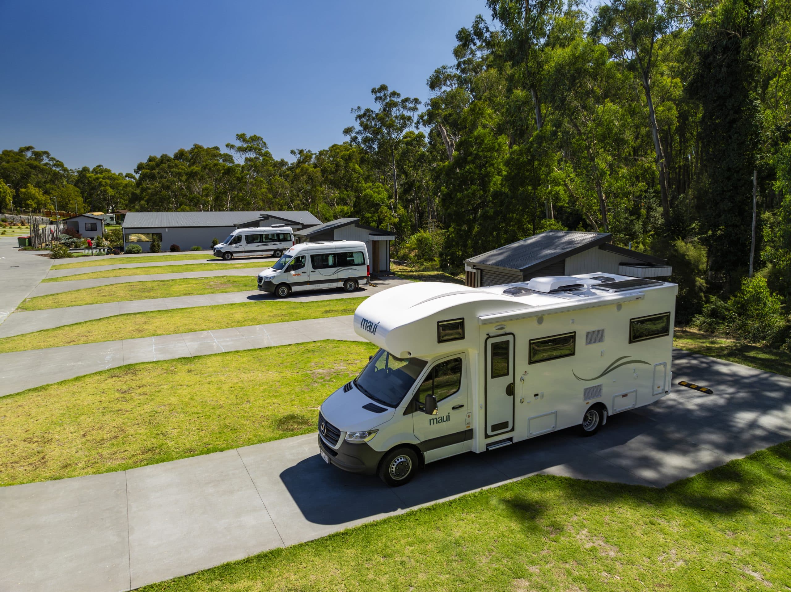 Australië - campers op staanplaatsen bij bos