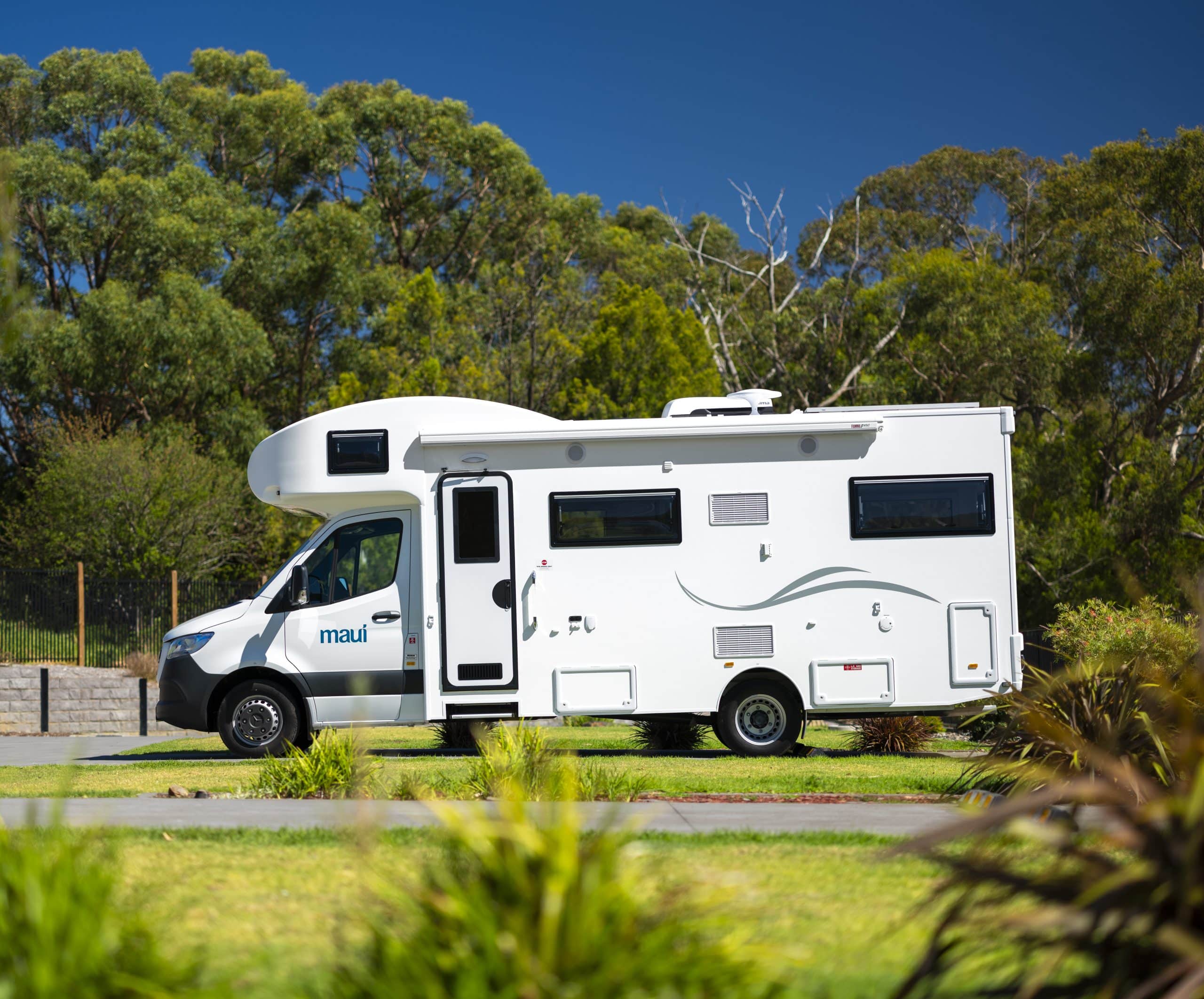 Australië - witte camper op grasveld